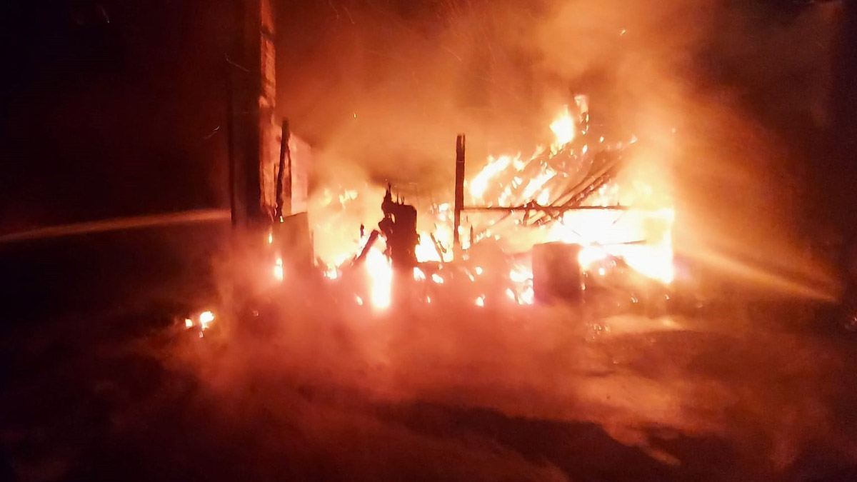 Kereste fabrikası alev alev yandı