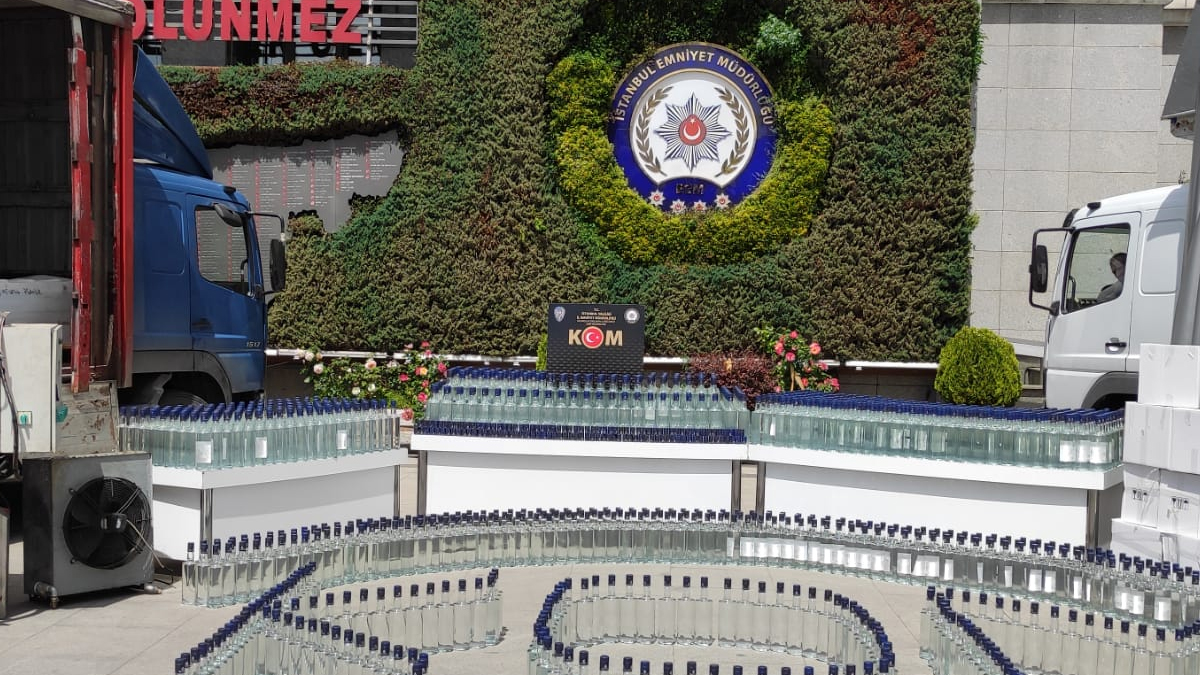 Pendik'te sahte içki operasyonu: 6 ton alkol ele geçirildi