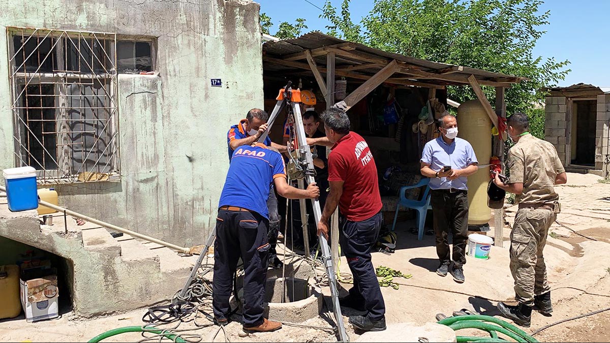 Kahreden haber geldi: Baba ile oğlu kuyuya düştü