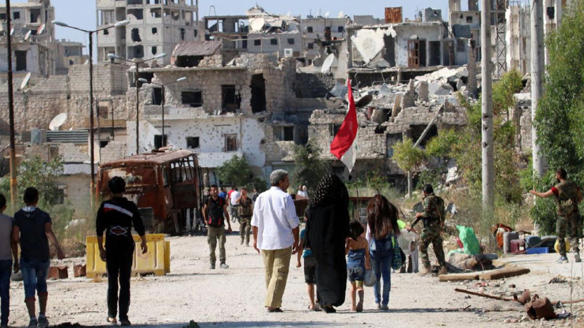 Suriye'deki YPG/PKK'lılar ilçe sakinlerince merkezden çıkarıldı