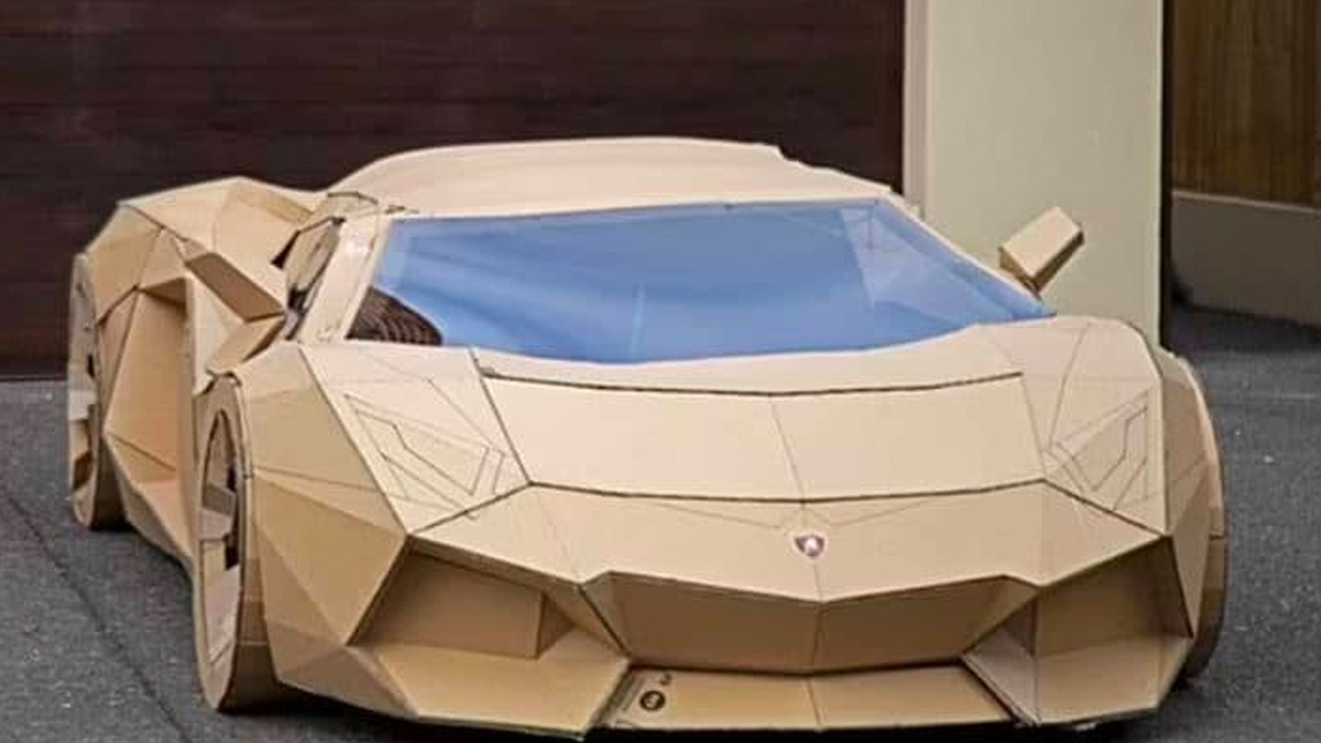 Karton Lamborghini' 64 bin liraya alıcı buldu