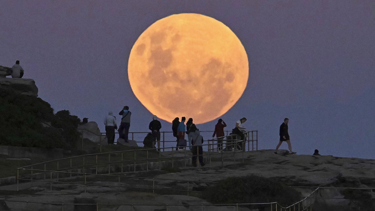 Dünya heyecanla bekliyor: Tam ay ile Süper Ay aynı anda tutulacak
