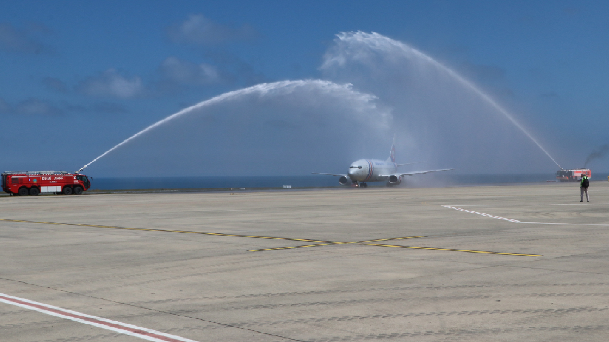 Ürdün'den Trabzon Havalimanı'na gelen uçağa 'su takı' töreni