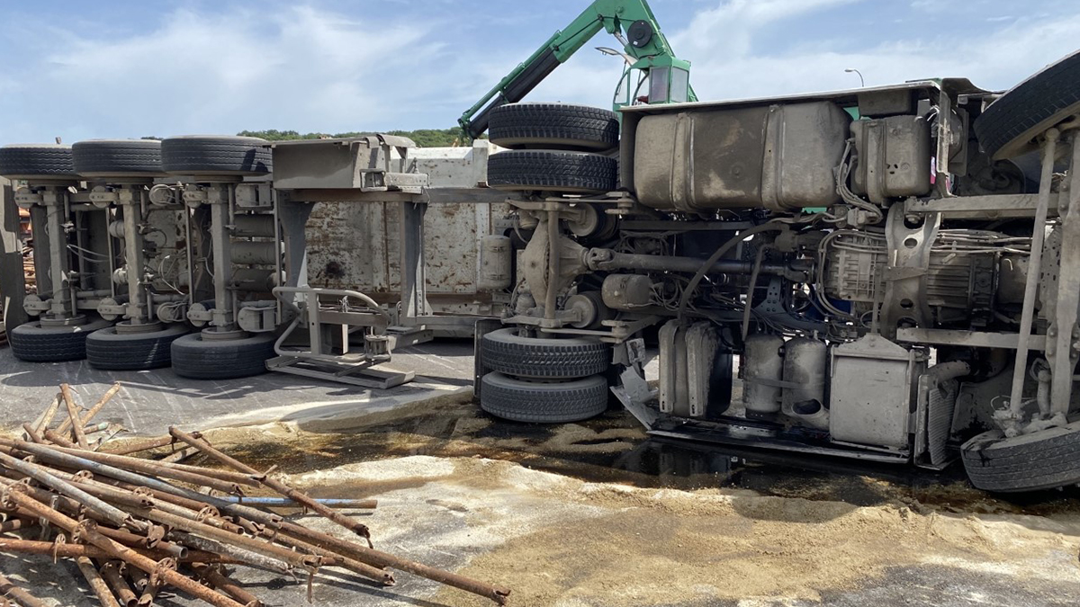 Demir yüklü TIR devrildi, TEM kilit