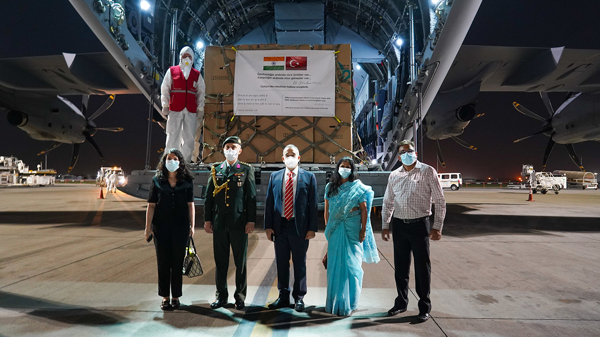 Türk Kızılay'ının iki kargo uçağı tıbbi yardımı Hindistan'a ulaştı