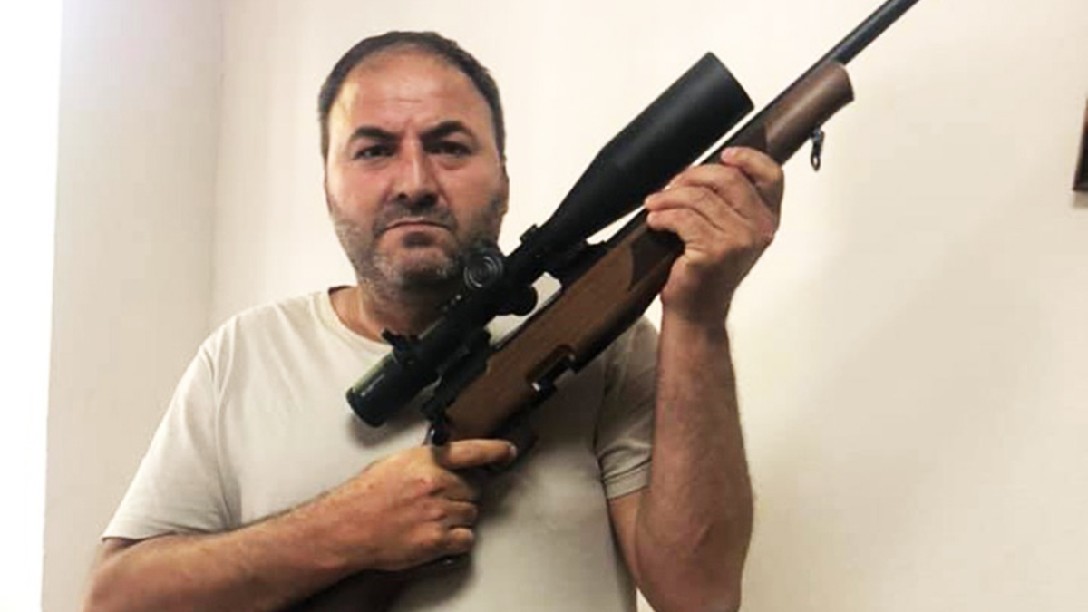 MEB harekete geçti: Soylu'ya silahla destek veren öğretmene soruşturma