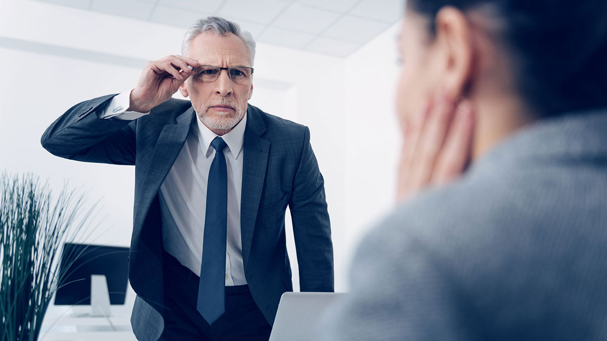 Elini cebine attı, işinden oldu