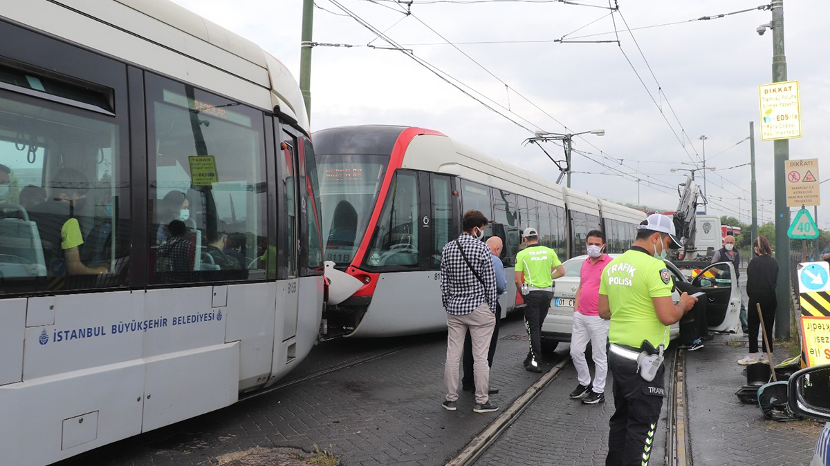Topkapı'da kaza yapan araç tramvay yoluna girdi