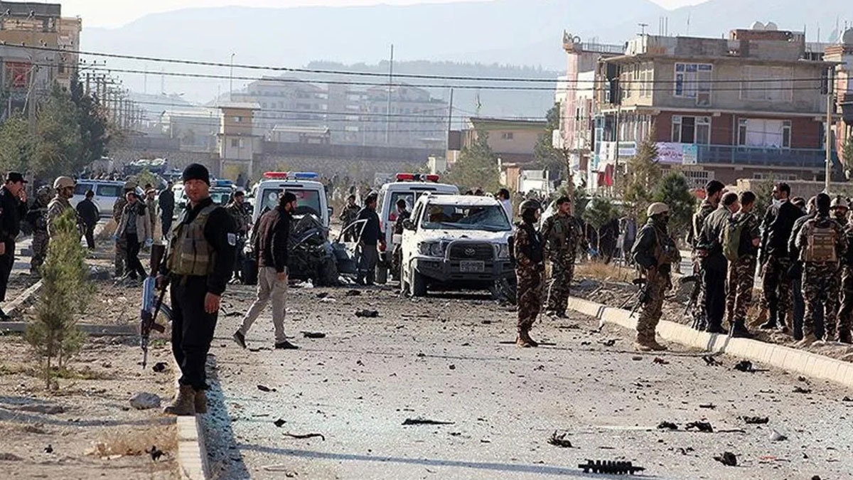 Üniversite rektörünü taşıyan araca bombalı saldırı!