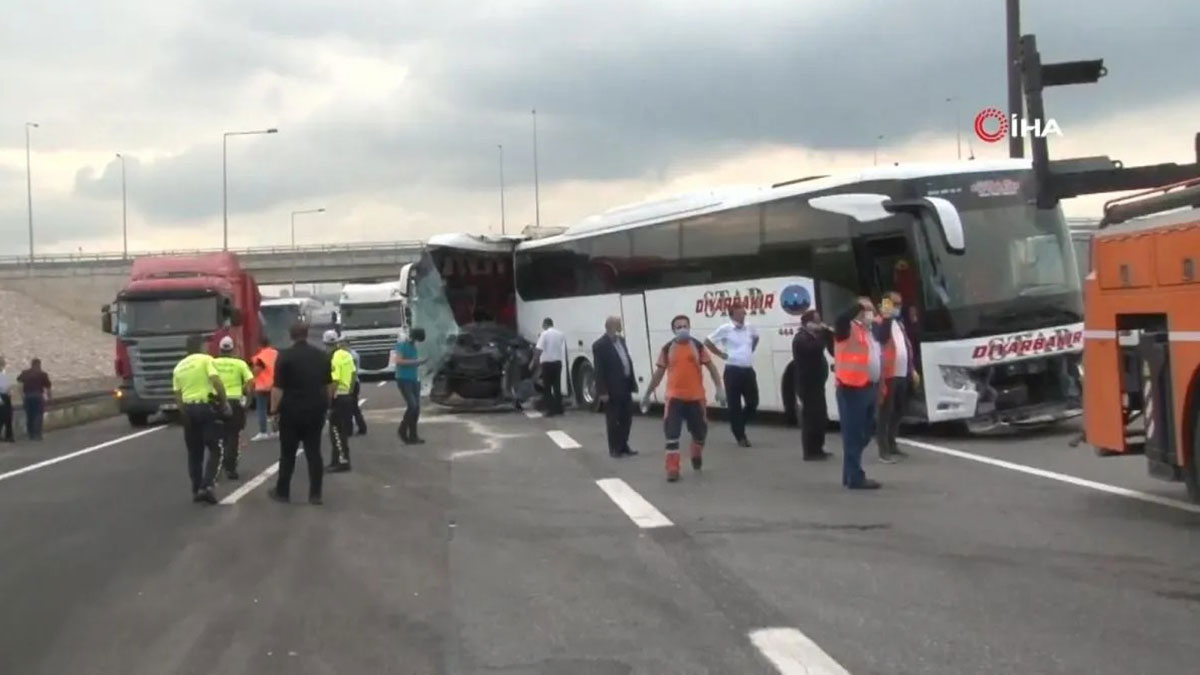TEM otoyolunda 2 yolcu otobüsü çarpıştı: Çok sayıda yaralı var!