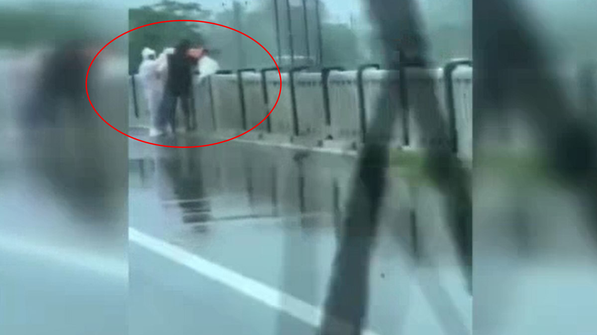 Hindistan’da infiale neden olan görüntü! Kovid-19’dan ölen hastanın cansız bedeni nehre atıldı