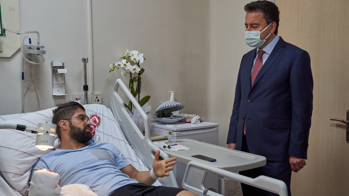 Babacan'dan hastasının saldırısına uğrayan doktora ziyaret