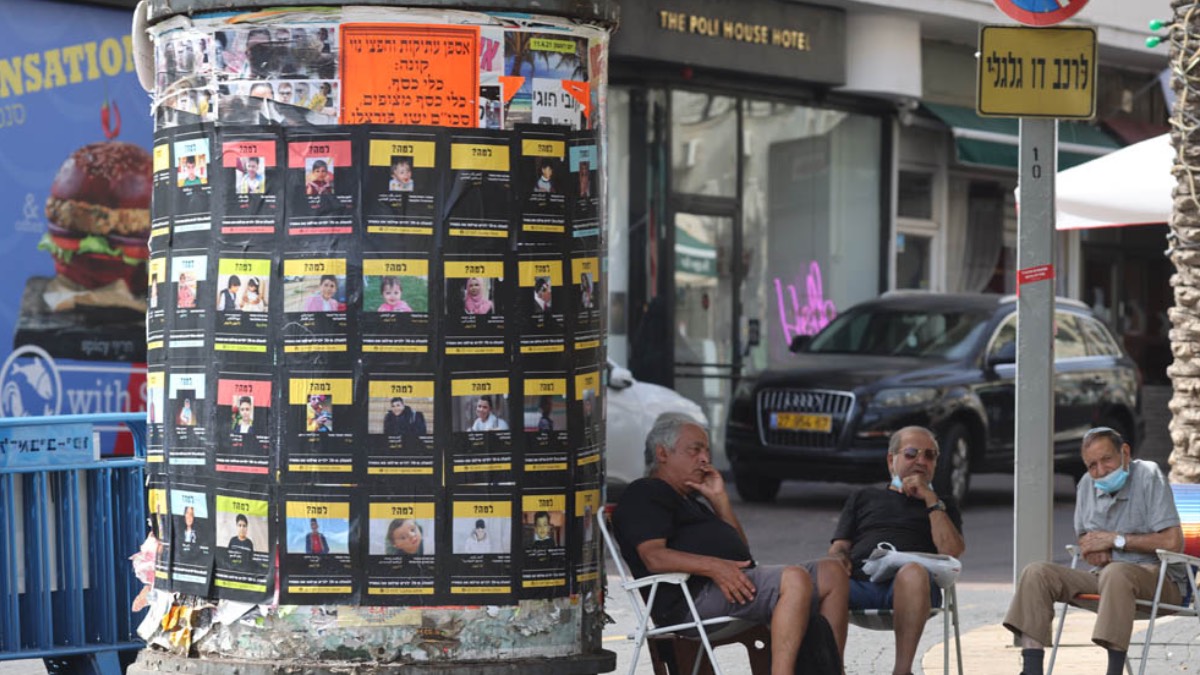 İsrailli aktivistler öldürülen çocukları duvarlara taşıdı