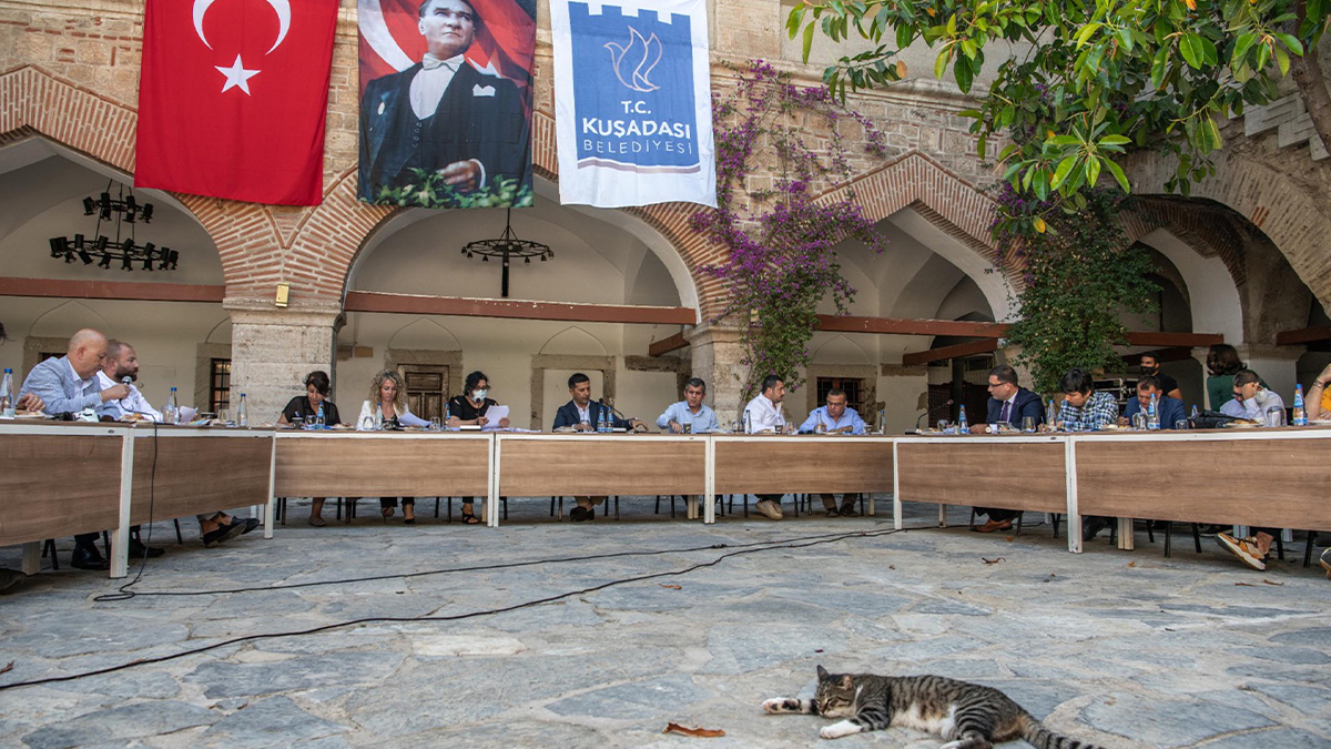 Kuşadası'nda evcil hayvan satışına yasak