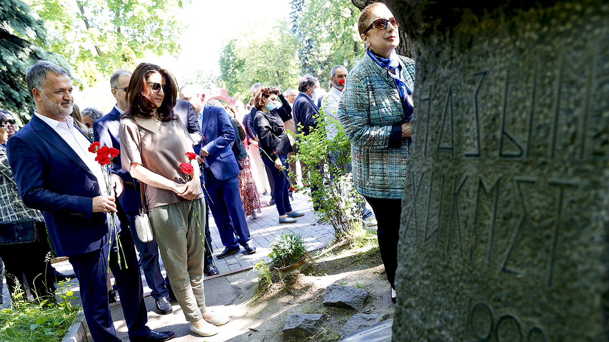 Nazım unutulmadı... Mezarı başında bir kez daha anıldı