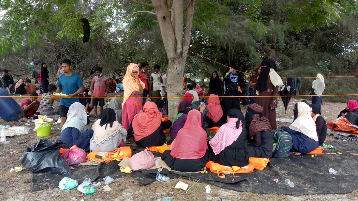 Arakanlı Müslümanların tekneleri karaya oturdu