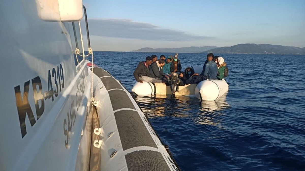 İzmir açıklarında 17 düzensiz göçmen kurtarıldı