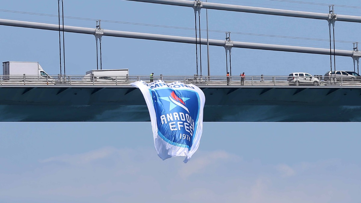 Şampiyon Anadolu Efes'in bayrağı İstanbul Boğazı'nda