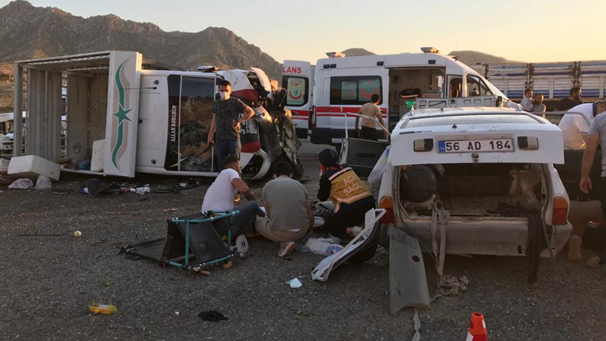 Siirt'te kamyonet otomobille çarpıştı: 2 ölü