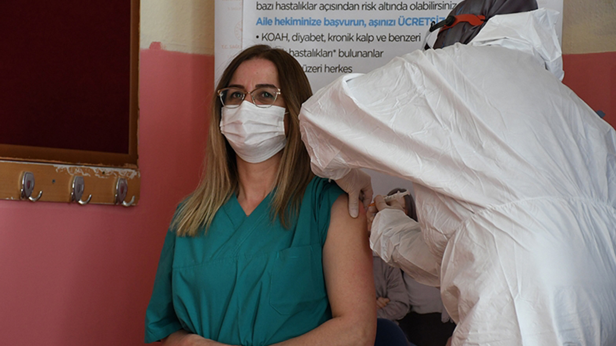 Bakan Selçuk duyurdu: Öğretmenler ve eğitim çalışanlarına aşı müjdesi