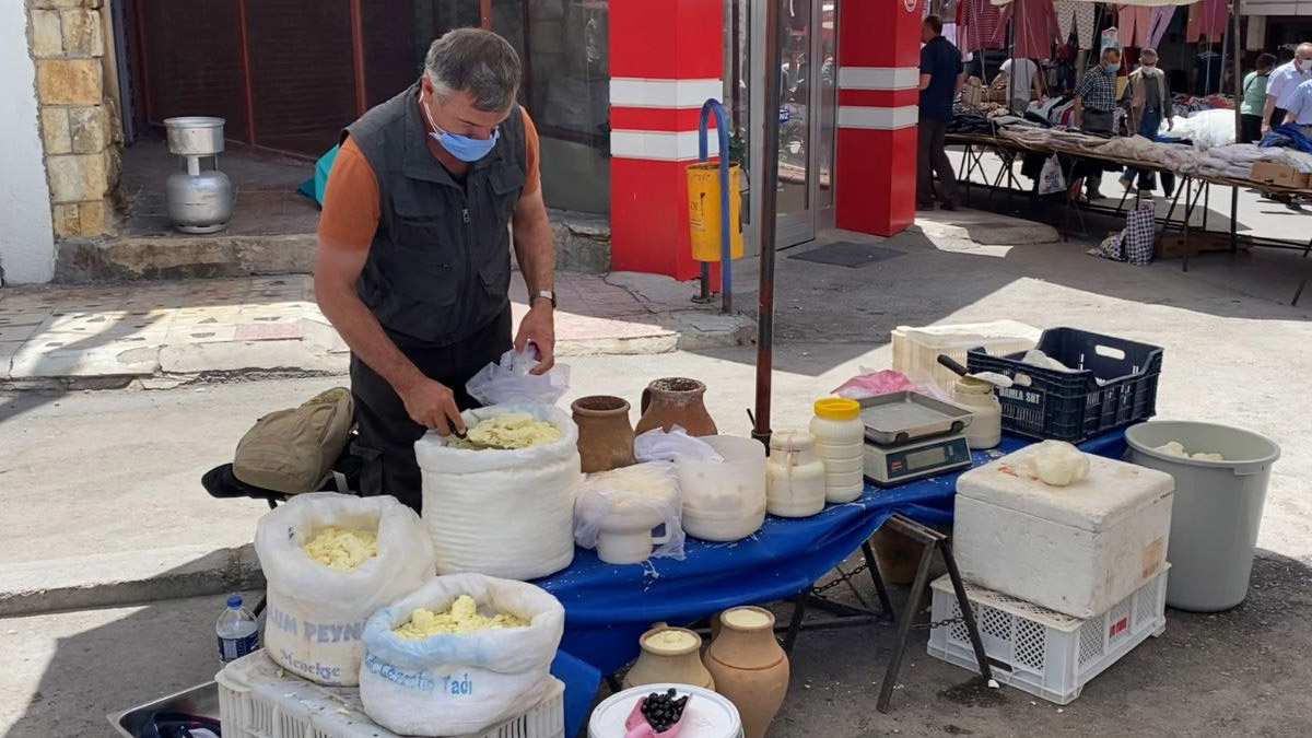 3 dil bilen rehber, pazarda peynir satmaya başladı