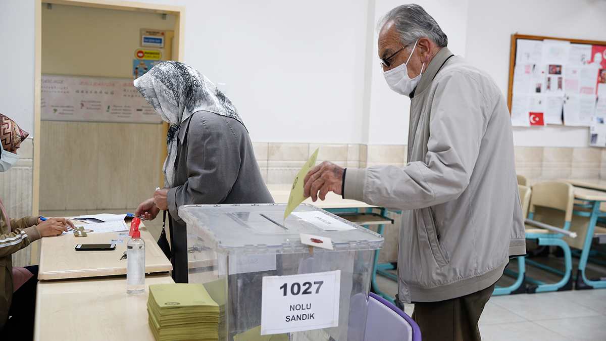 İki aday aynı oyu aldı, sonucu kura değiştirdi
