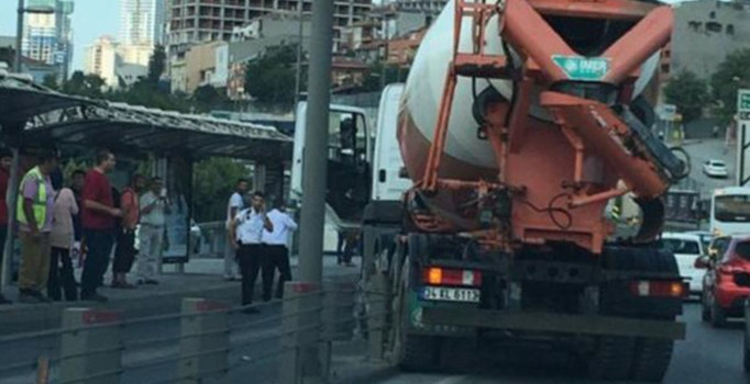 İstanbul Fikirtepe'de metrobüs yoluna beton mikseri girdi
