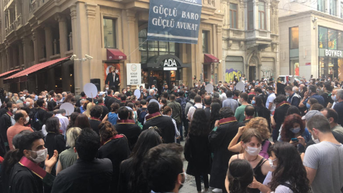 Avukatlara sahip çıkan polisin ihracı isteniyor