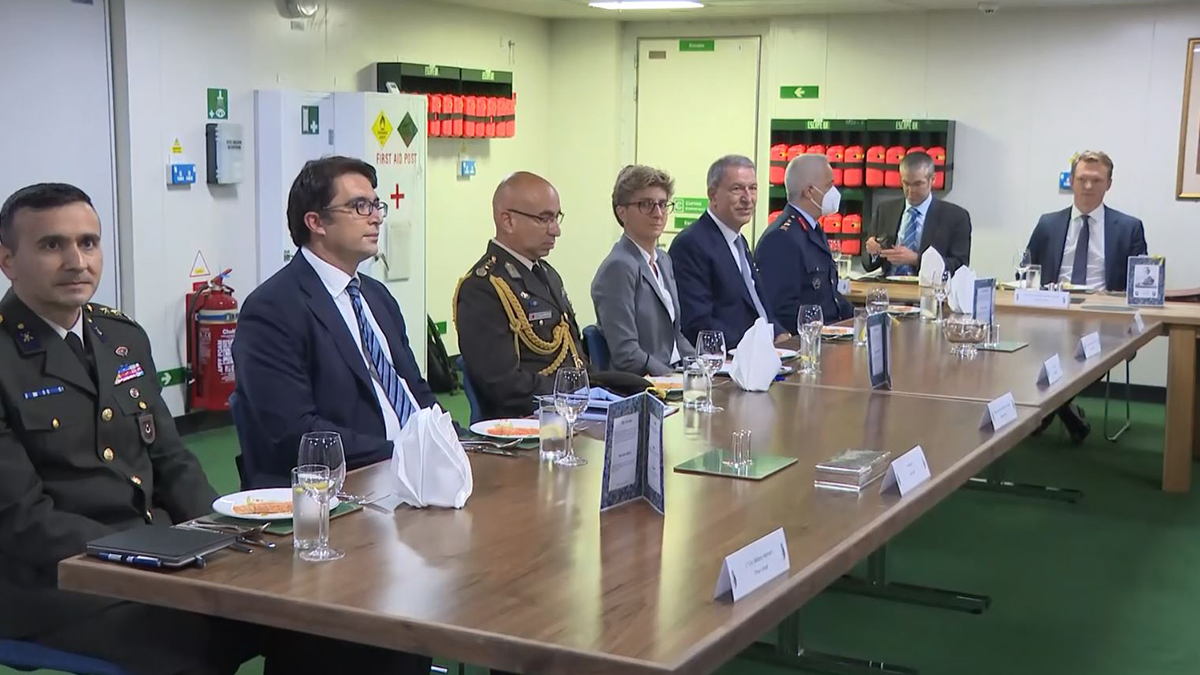 Akar İngiliz ve İtalyan mevkidaşlarıyla görüştü