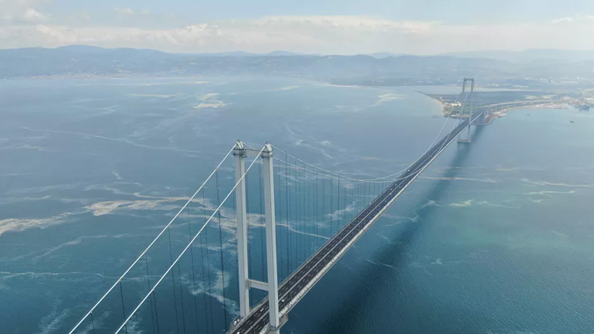 Osmangazi Köprüsü'ndeki müsilaj havadan görüntülendi