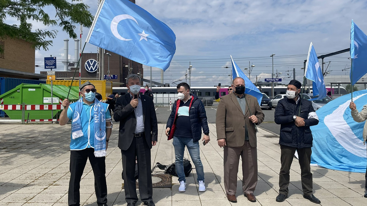 Uygurlar Volkswagen'i Doğu Türkistan'daki üretimi durdurmaya çağırdı