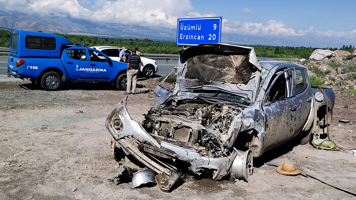 Erzincan'da kamyonet devrildi: 3 kişi yaralandı