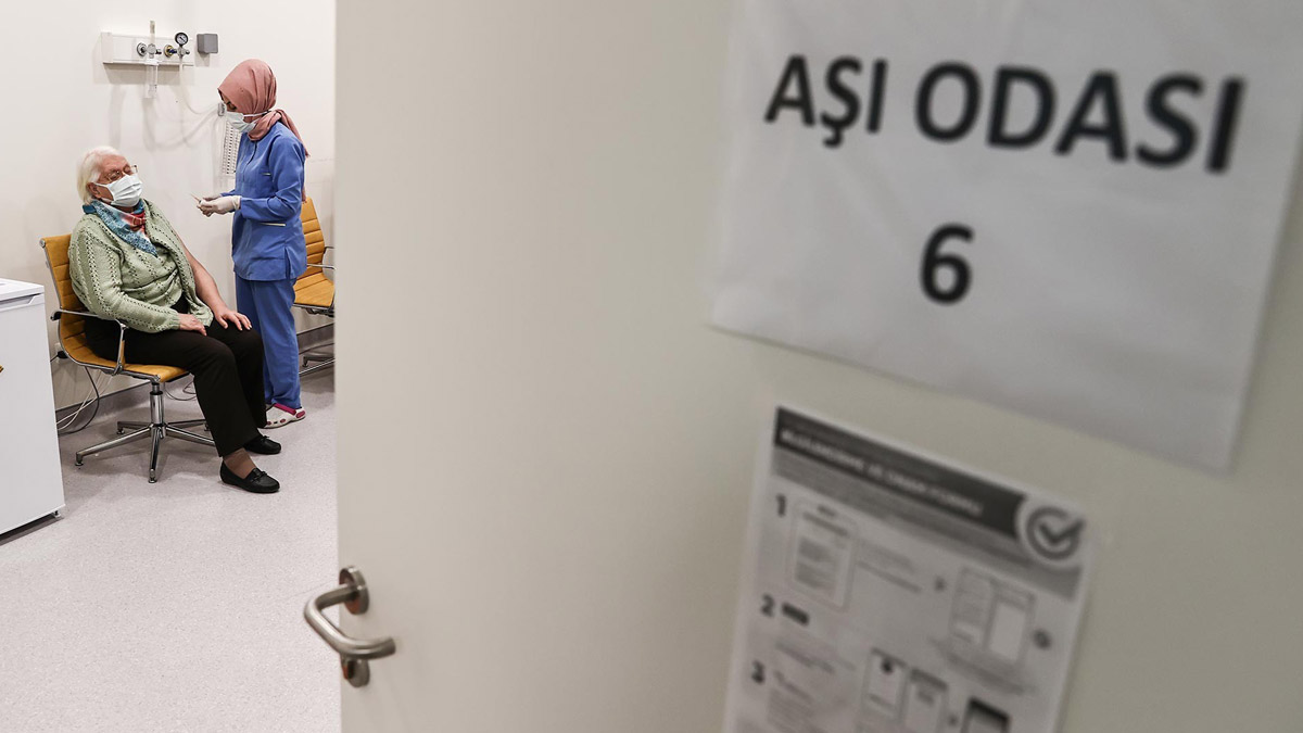 Son dakika! Bakan Koca duyurdu: Tüm işçiler aşı listesine alındı