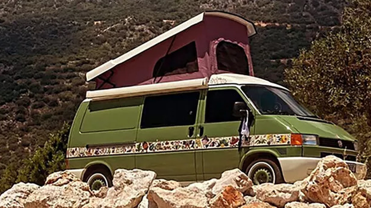 Setlere ara veren ünlü oyuncu karavan tatilinde görüntülendi