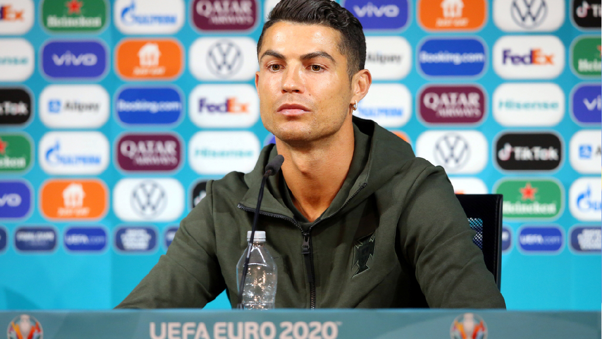 Cristiano Ronaldo’dan anlamlı hareket! Kola şişelerini kenara itti