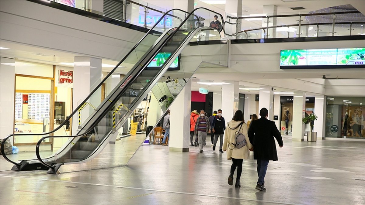 AVM'lerdeki ciro endeksi pandemi etkisiyle çöküşte