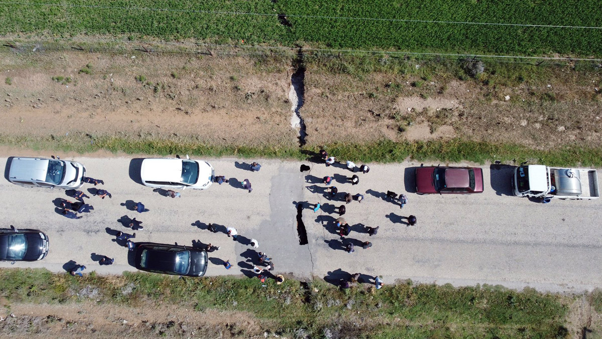 Nasıl olduğu bilinmiyor! Yolda 1 kilometrelik yarık oluştu