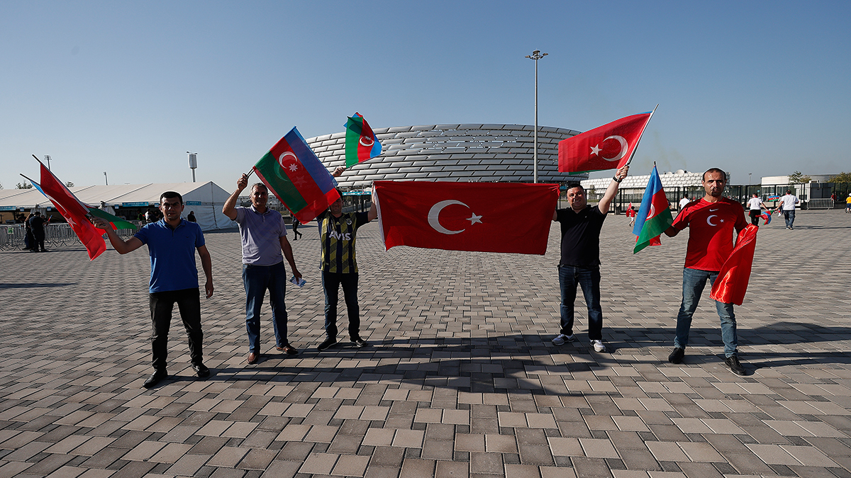 Bakü sokakları Türkiye-Galler maçına hazır