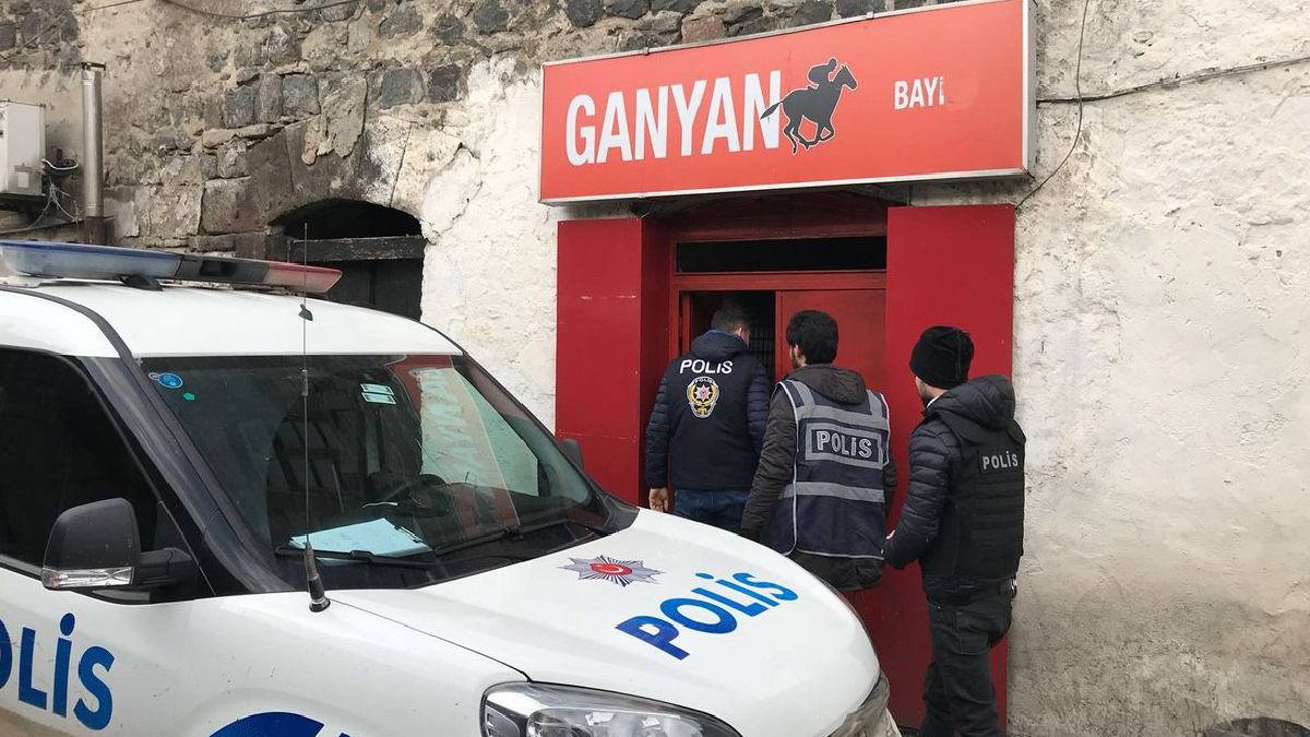 Kars merkezli 4 ilde bahis operasyonu: 17 kişi gözaltında