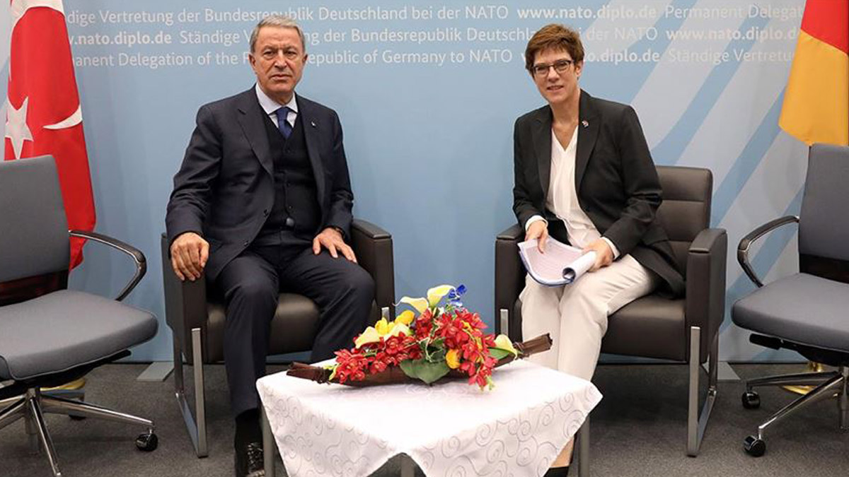 Bakan Akar Almanya Savunma Bakanı ile görüştü