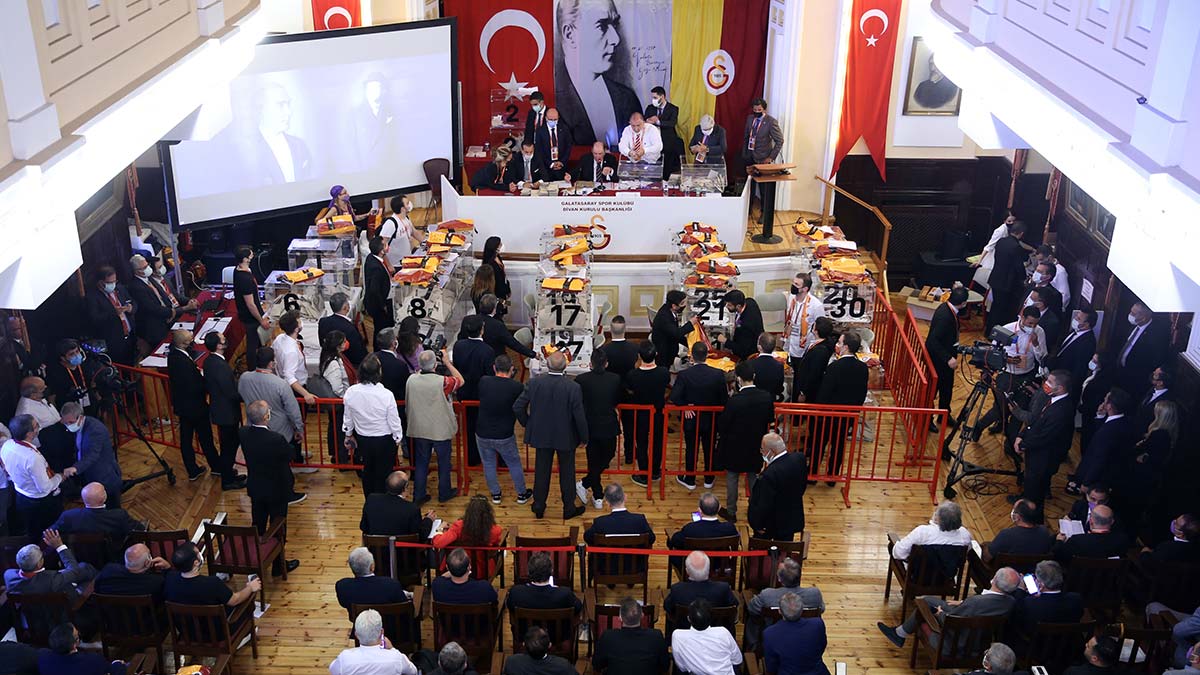 Kıl payı seçildi: Galatasaray'ın yeni başkanı Burak Elmas oldu