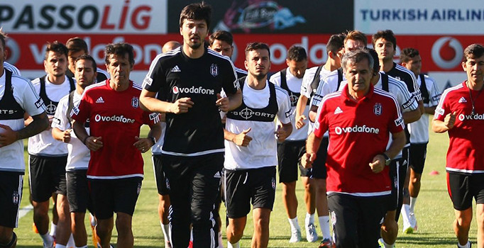 Beşiktaş'ta iki futbolcu ile yollar ayrılıyor