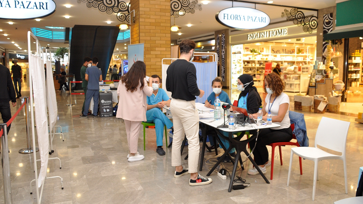 İstanbul'da AVM'ye aşı standı kuruldu: Randevu almadan gidilebiliyor