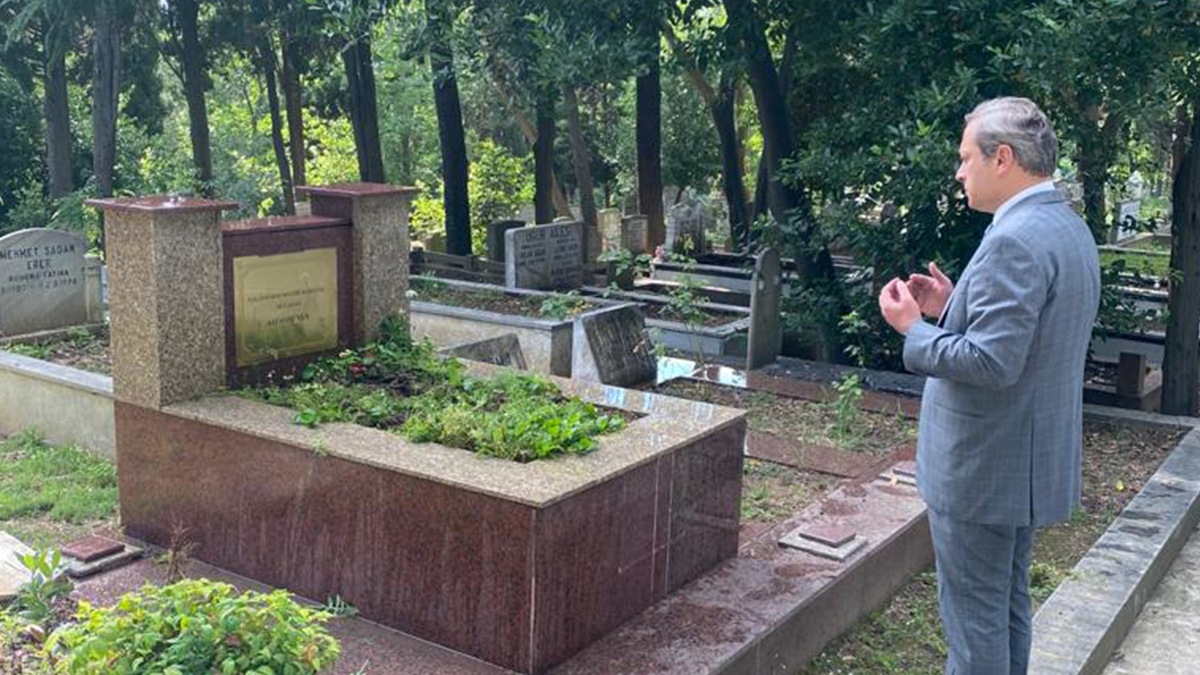 Burak Elmas'tan Ali Sami Yen'in mezarına ziyaret