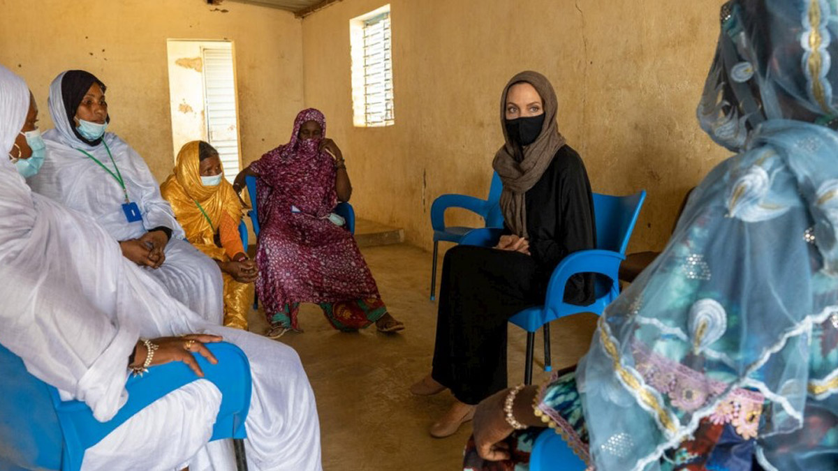 Angelina Jolie’den mülteci kampına ziyaret