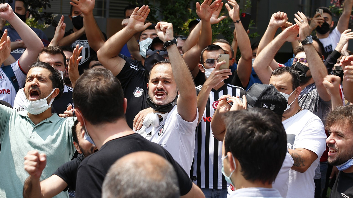 Beşiktaş taraftarlarından Sergen Yalçın'a evinin önünde destek