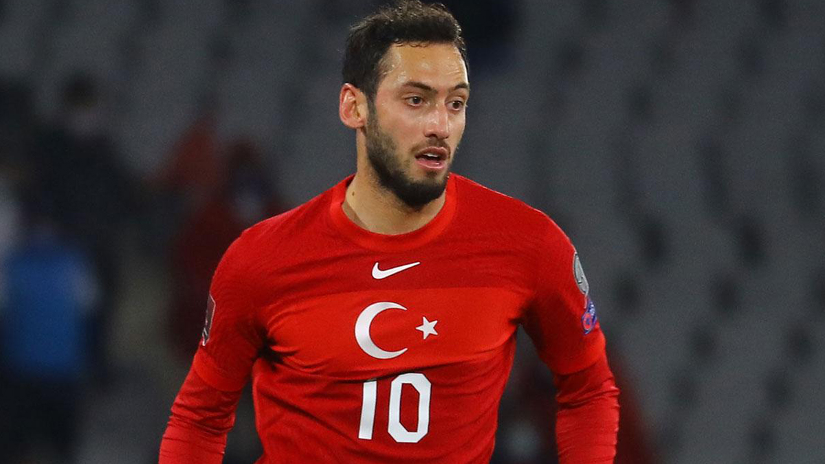 Hakan Çalhanoğlu İnter'le anlaştığını duyurdu