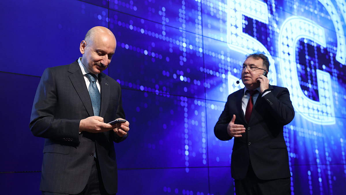 Karaismailoğlu 5G altyapısı üzerinden ilk sesli görüşmeyi yaptı