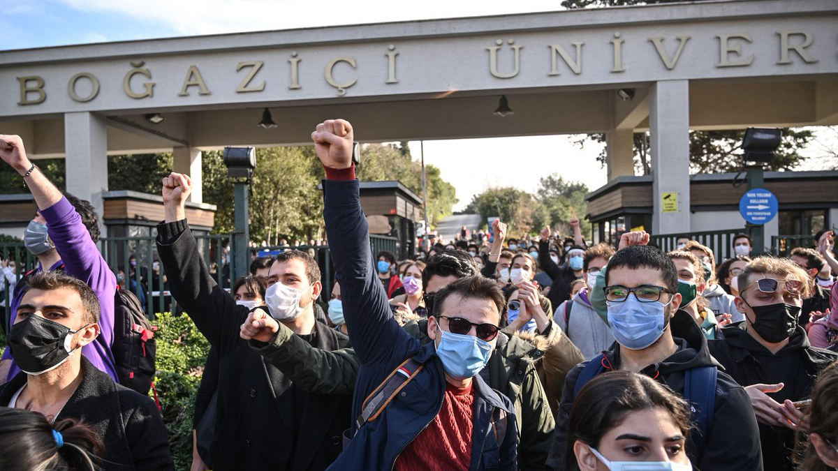 Melih Bulu’ya karşı direnen öğrencilerin bursu kesilmeyecek