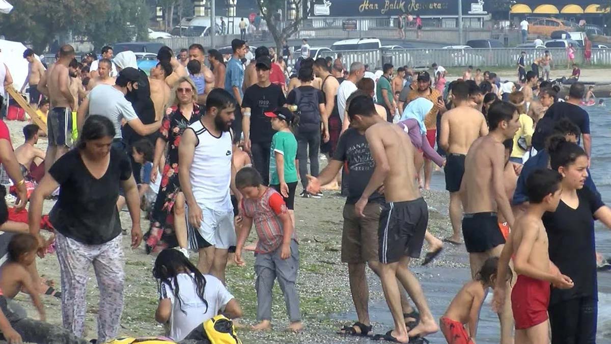 Aşılanmanın hızlanması Menekşe Plajı'nı doldurdu